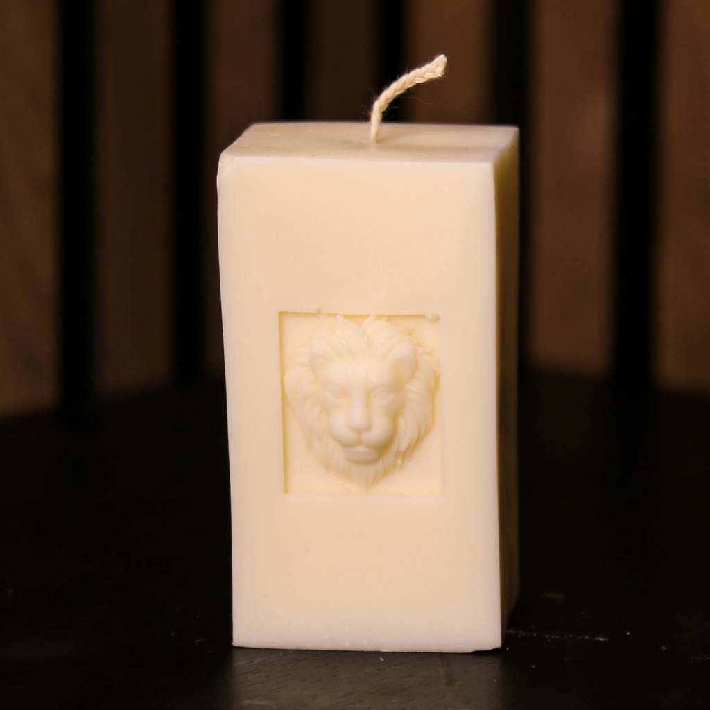 Lion brick kaars